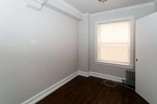 Building Photo - 6748 N Ashland Ave