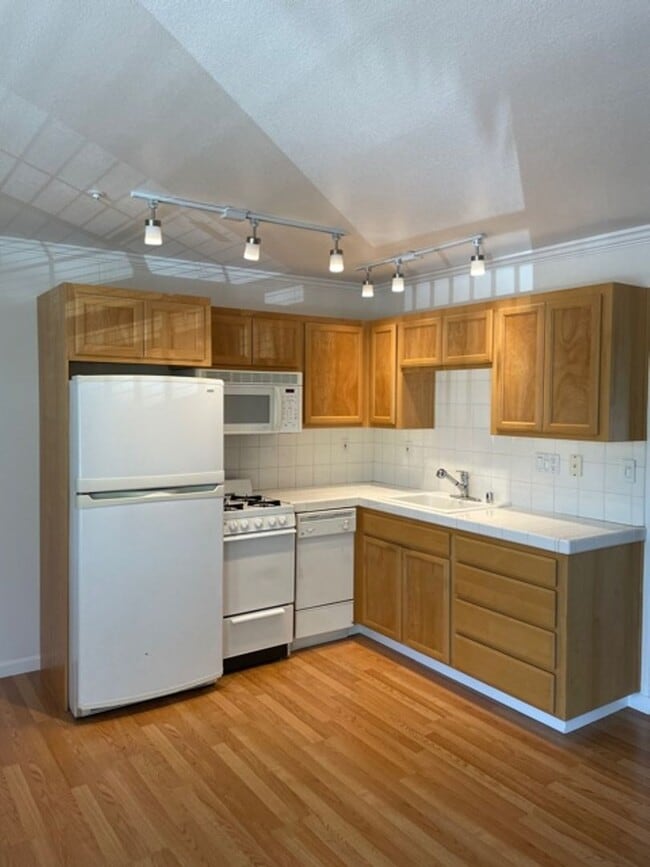 Building Photo - 1 Bed/1 Bath Upstairs Apartment in Gated SR Complex.