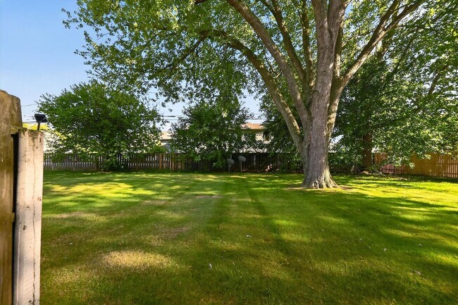 Building Photo - 6839-6841 Woodlake