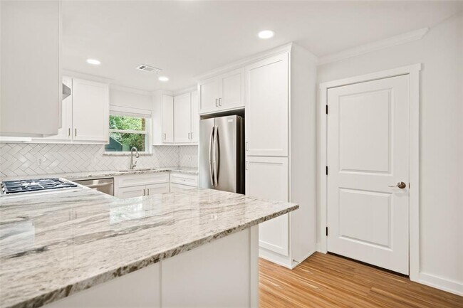 Building Photo - 18 Tulip Hill Ct