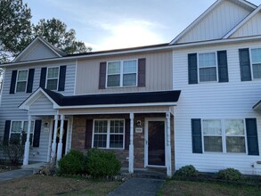 Building Photo - 2 Bedroom 2.5 Bathroom Townhome located in the The Gables!