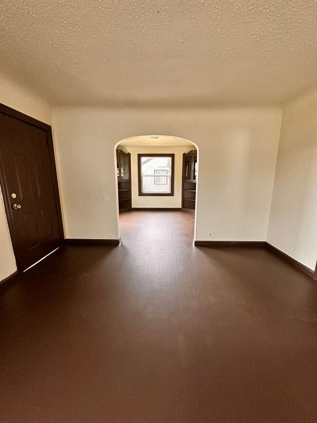 Building Photo - (OCK #1) Spacious 3 Bed/1Bath Home