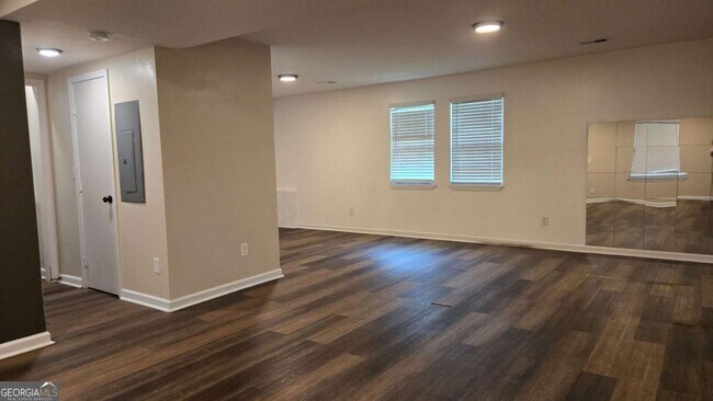 Building Photo - 912 Curry Cir SE
