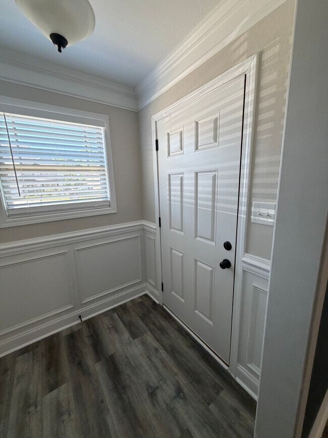 Building Photo - Large 4 Bedroom 2 1/2 Bath Pet Friendly Home For Rent!