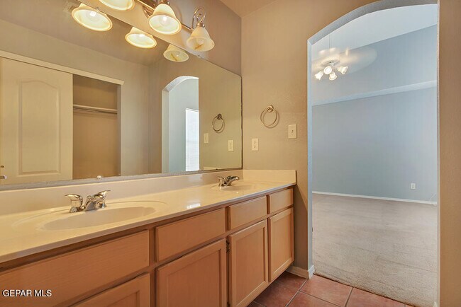 Building Photo - 1417 Plaza Verde Dr