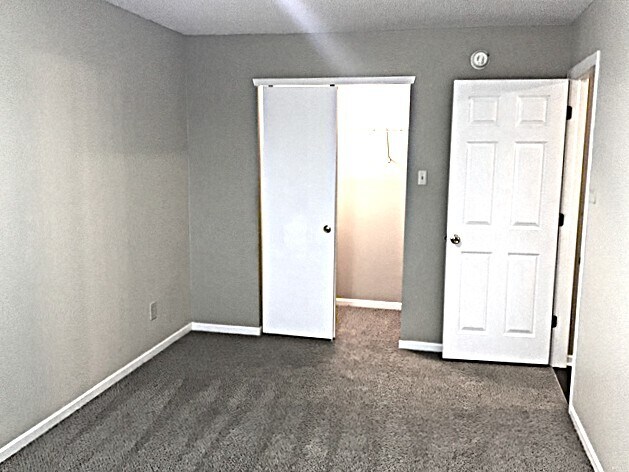 Building Photo - 991 Ravine Dr