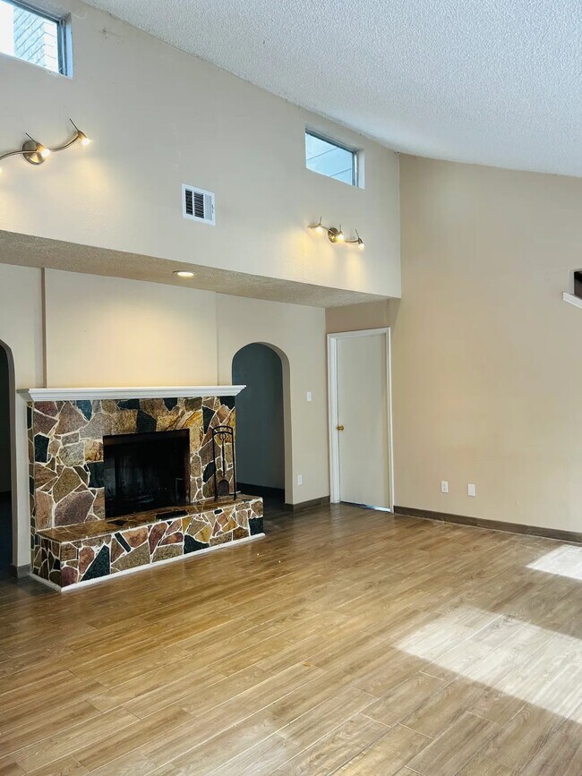 Building Photo - 11350 Oakcenter Dr