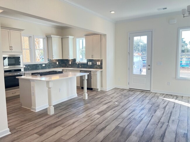 Building Photo - Luxury 2 Bedroom, 2.5 Bath Townhome Available Now in Market Common!