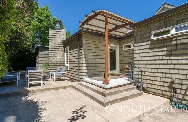 Building Photo - Stunning Views Close in NW Portland
