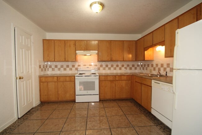 Building Photo - New Fence!