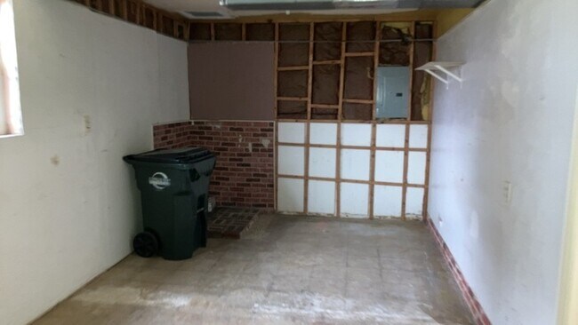 Building Photo - 105 Woodard Dr