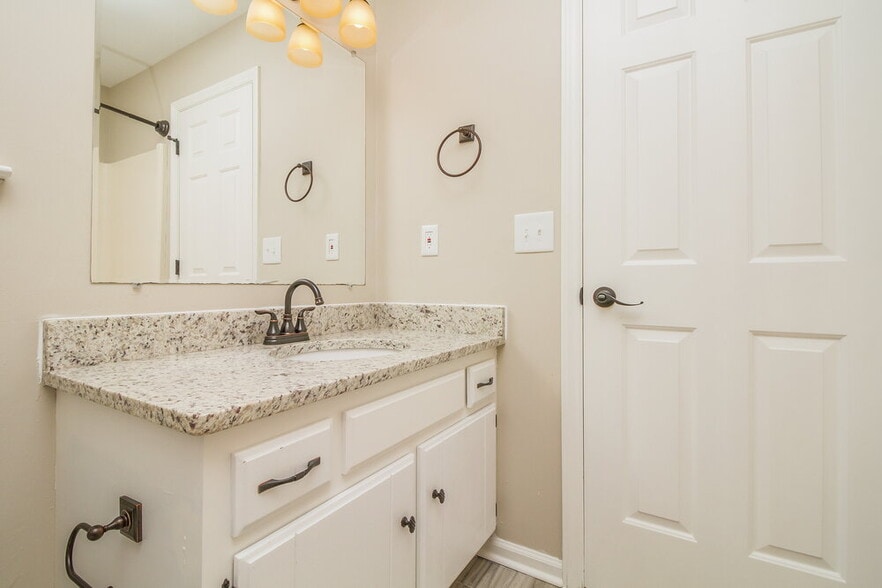 Building Photo - 2814 Meadowhill Dr