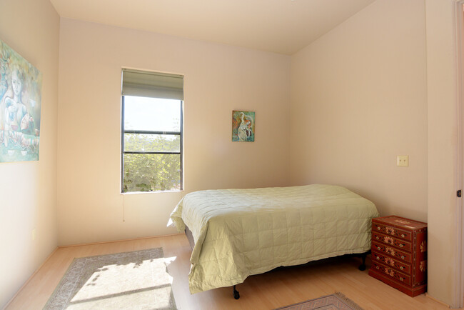 Building Photo - Highly Desirable Alameda Compound Condo!