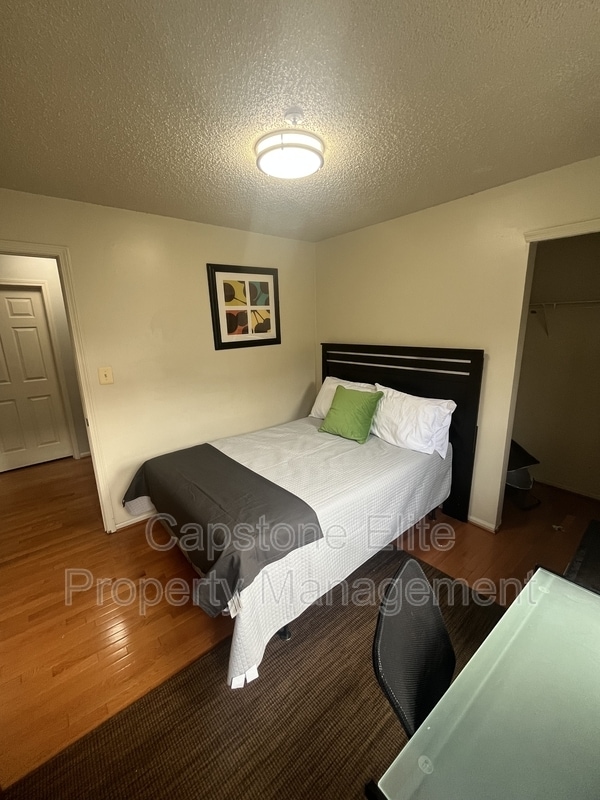 Building Photo - Society Hill Quad - Standard Room