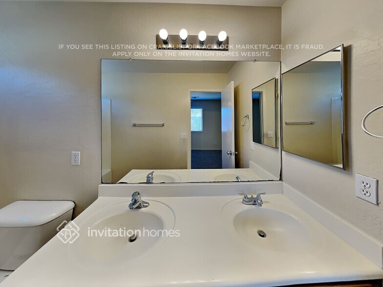 Building Photo - 15204 N Poppy St