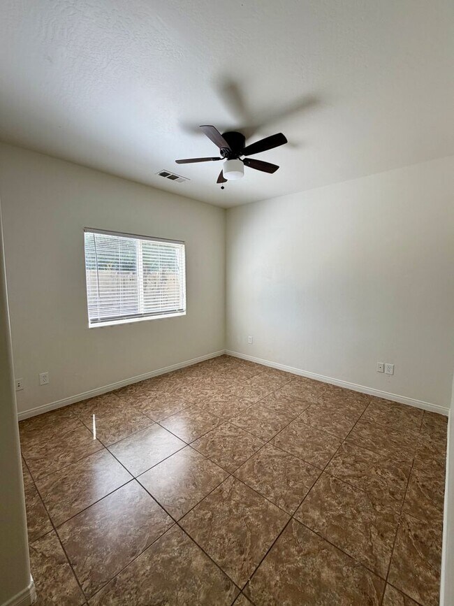 Building Photo - 118 Emerald Isle Way