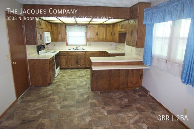 Building Photo - 3538 N Rogers Ave