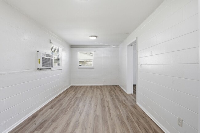 Building Photo - Prime NW Location!