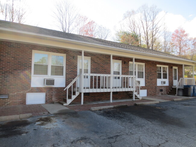 Primary Photo - Kincaid Circle Apartments