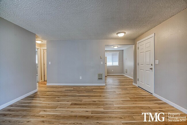 Building Photo - Bright Upper-Level 2 BD with Covered Deck