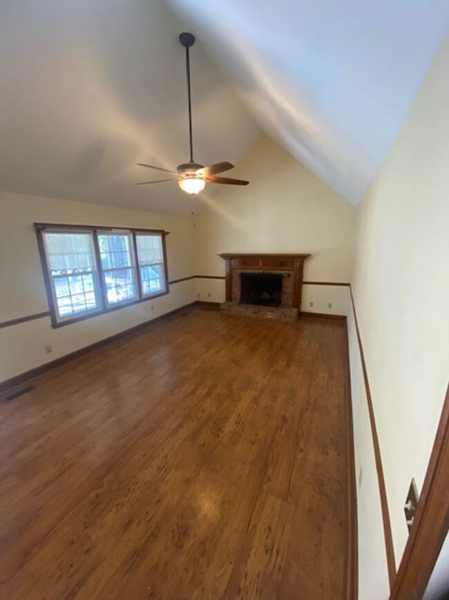 Building Photo - 118 Sassafras Rd