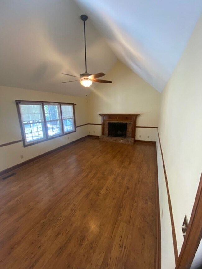 Building Photo - Gorgeous 5 Bedroom 3 Bathroom Brick Home in Woodside Plantation!