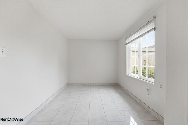 Building Photo - 536 W Hillsdale Blvd