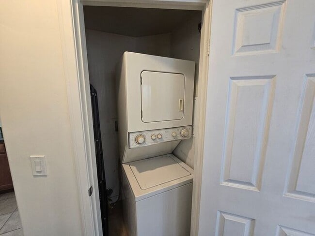 Building Photo - 1 BD / 1 BTH Home on Hornblend with Parking in Pacific Beach San Diego