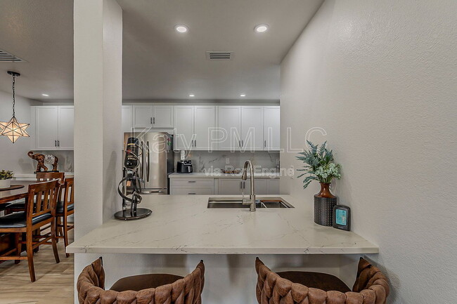 Building Photo - 9708 E Vía Linda