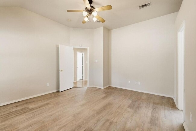 Building Photo - 100 Oak Hollow Ln