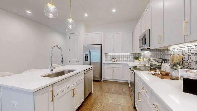 Building Photo - Franklin Gem Walking Distance to Downtown!