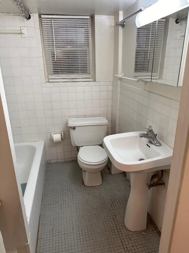 Bath with tub/shower - 1336 Kenyon St NW