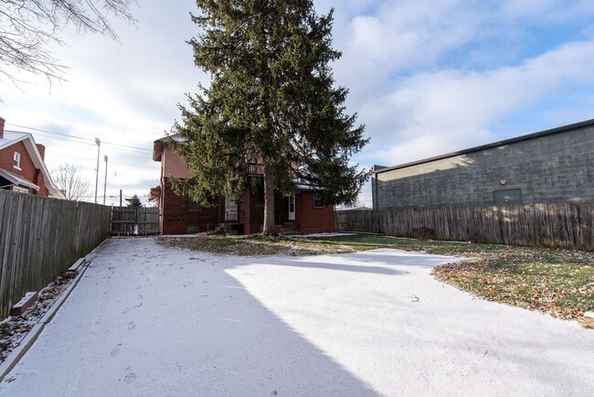 Building Photo - Beautifully updated Tudor style duplex. Upper unit. Large rooms. 2 balconies, private entry. Fenc...