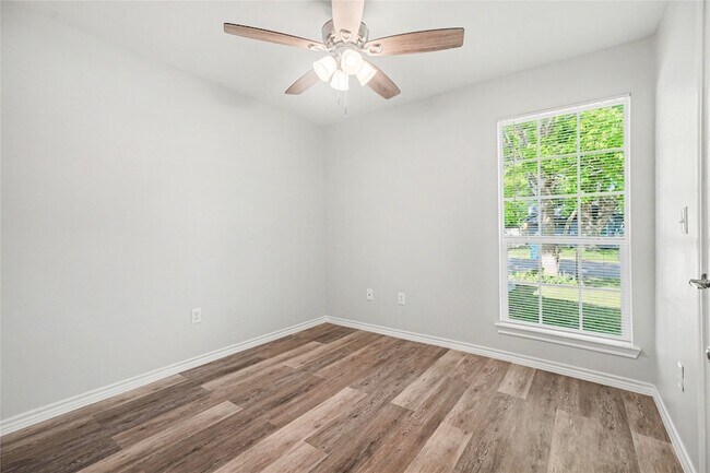 Building Photo - 326 S Bell Dr