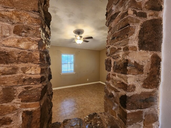 Building Photo - 2210 Newcastle Dr