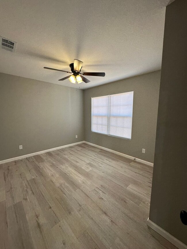 Building Photo - 3 Bed 2 Bath Brick Home with Fenced in Backyard