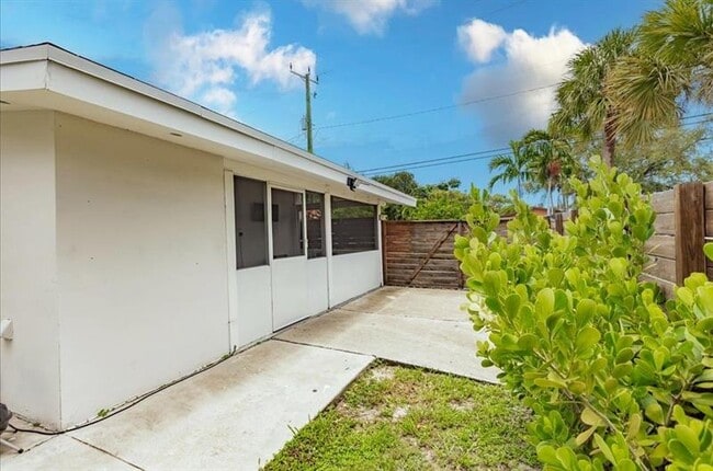 Building Photo - 422 Phippen Waiters Rd