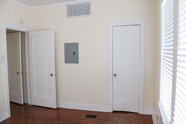 Building Photo - 2 BEDROOM - MONTE VISTA