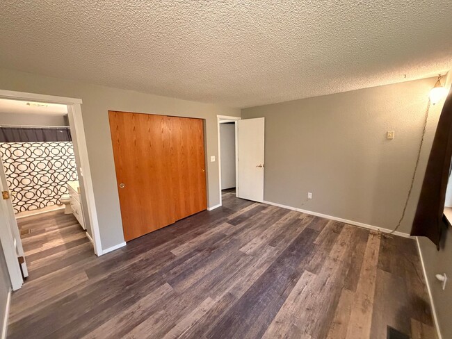 Building Photo - Private and quiet 3BD, 2 BA w/ 2 car garage near Fedrickson!