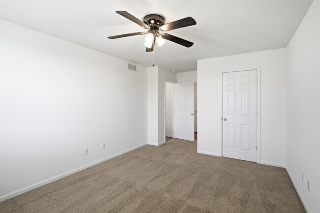 Building Photo - 2401 Northampton Dr