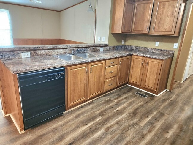 Building Photo - Inviting 3 bedroom 2 bath House with fenced yard