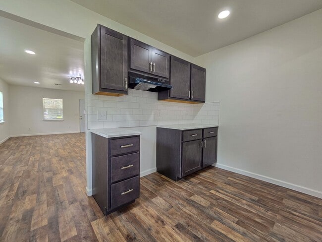 Building Photo - 3 Bedroom, 1 Bath Home in Shawnee!