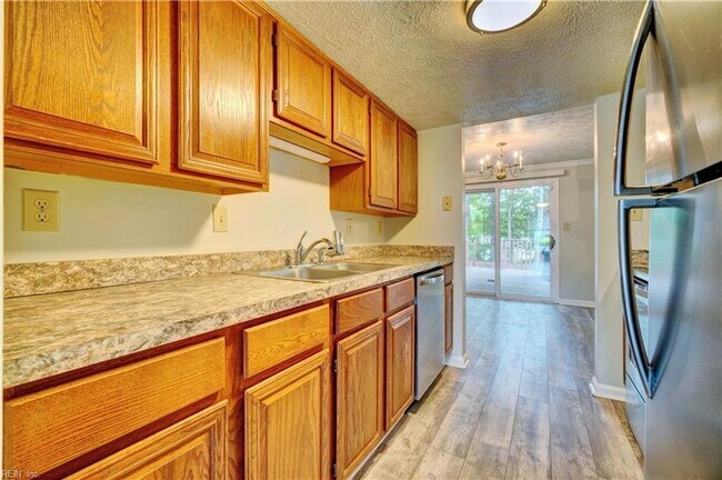 Building Photo - Coventry Townhouse