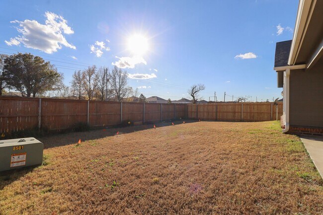 Building Photo - 3 Bed | 2 Bath in Broken Arrow!