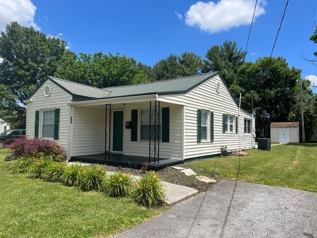Building Photo - 3 bed 2 full bath -one level house in Jone...