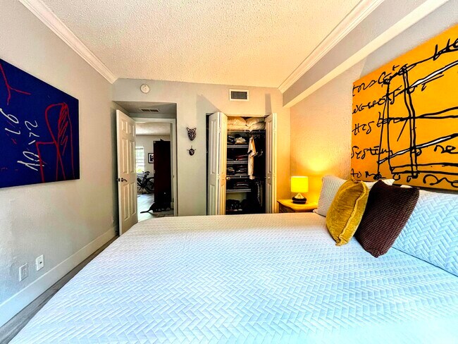 Building Photo - 2660 NE 8th Ave