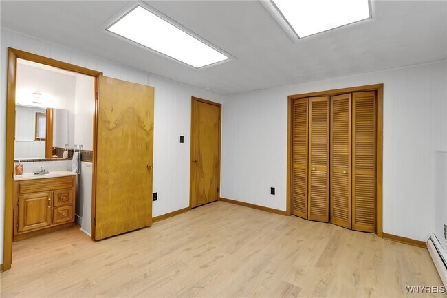 Building Photo - 28 Mead St