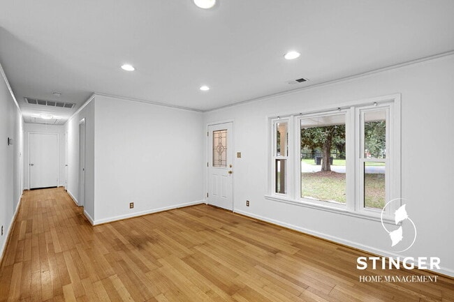Building Photo - 401 Fraser Dr