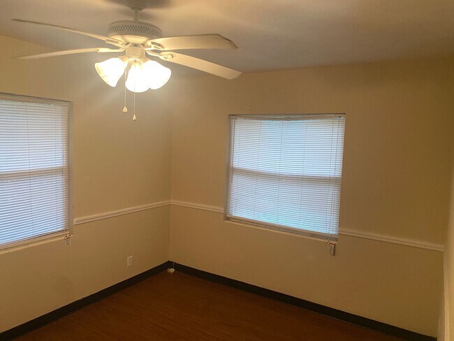 Building Photo - Spacious 2 BR 1 BA Located in Myers Park. ...