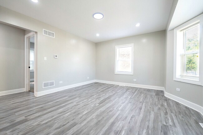 Building Photo - 636 Emerald Ave